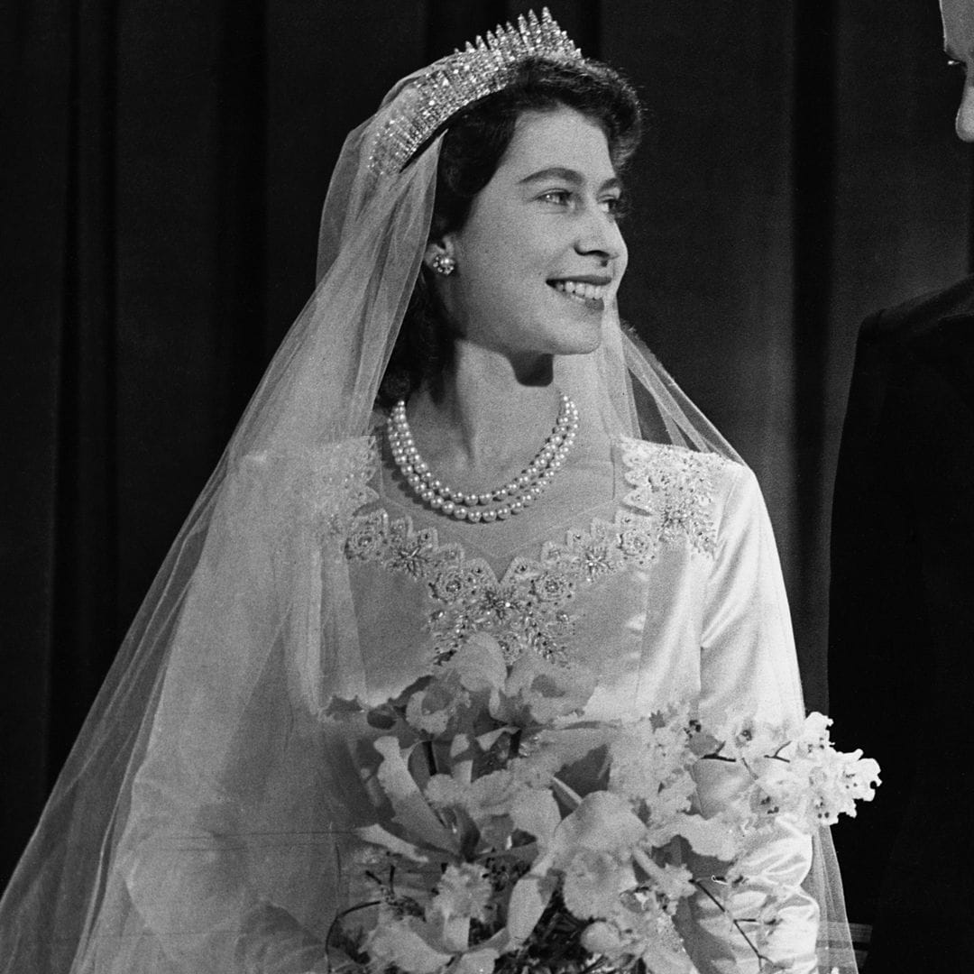 Las anécdotas más sorprendentes del vestido de novia que Isabel II llevó hace 77 años