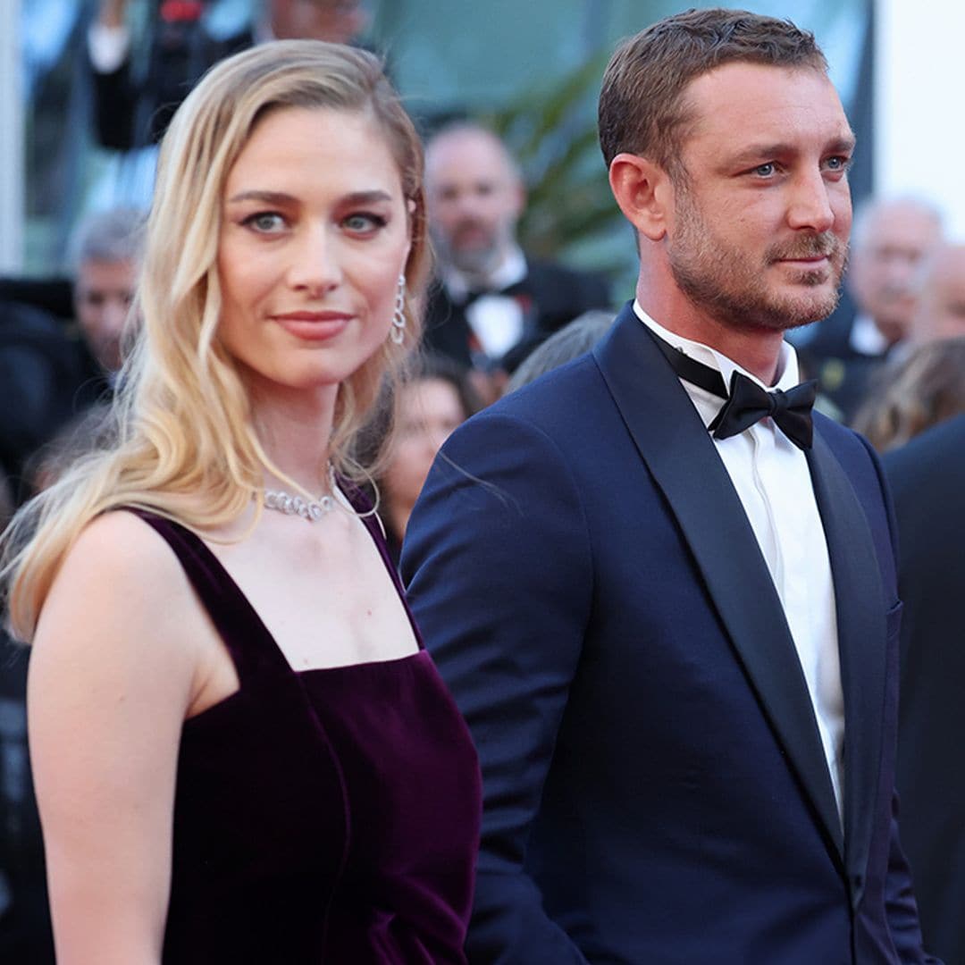 Beatrice Borromeo, sensual y radiante en Cannes con un vestido de terciopelo junto a Pierre Casiraghi