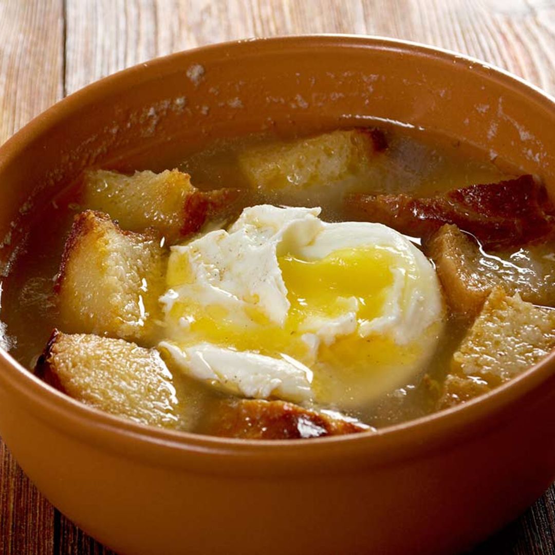 Sopa de ajo con pan y huevo