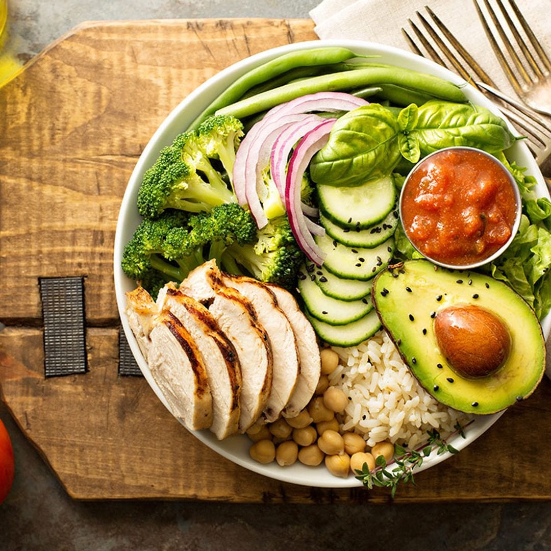 'Poke bowl' de arroz con pollo y aguacate