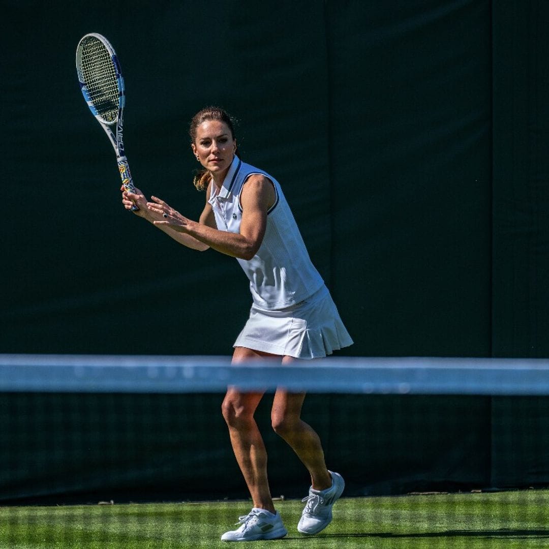 Vestida de blanco y con una figura atlética, Kate Middleton se viste de corto para jugar tenis