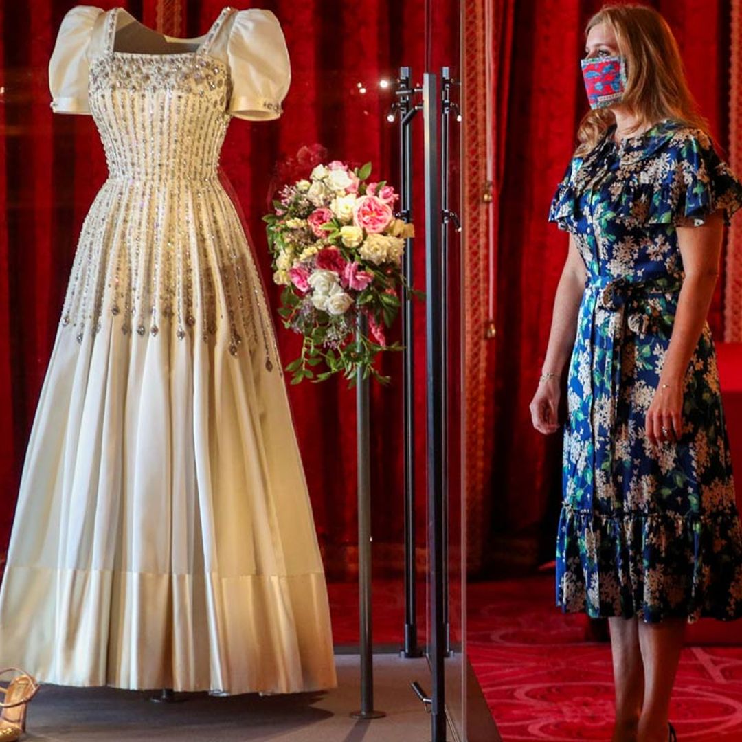 Beatriz de York posa junto a su vestido de novia dos meses después de dar el 'sí, quiero' por sorpresa