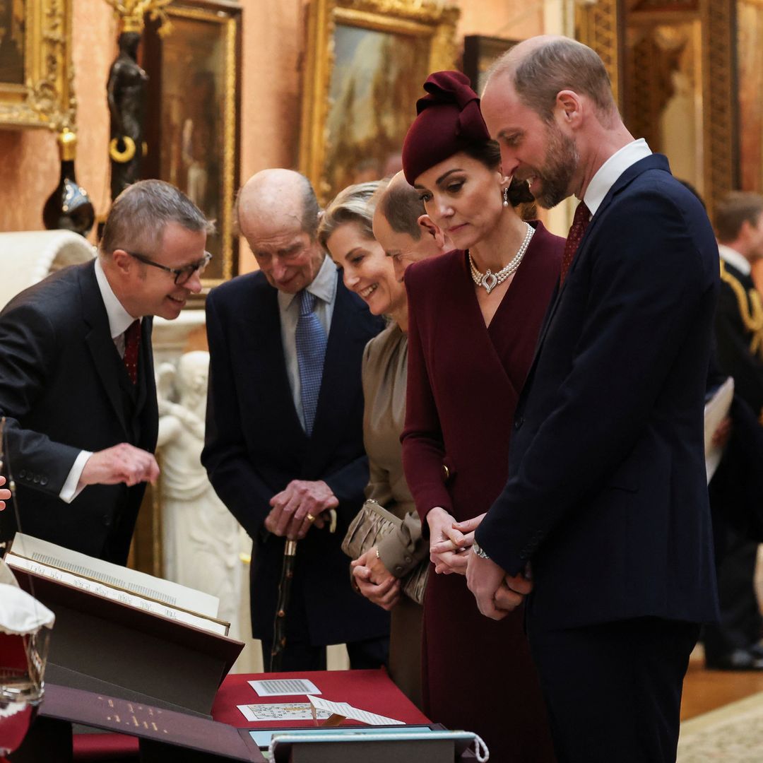 Kate Middleton siguió llevando su collar de perlas japones de Isabel II tras su cambio de look.