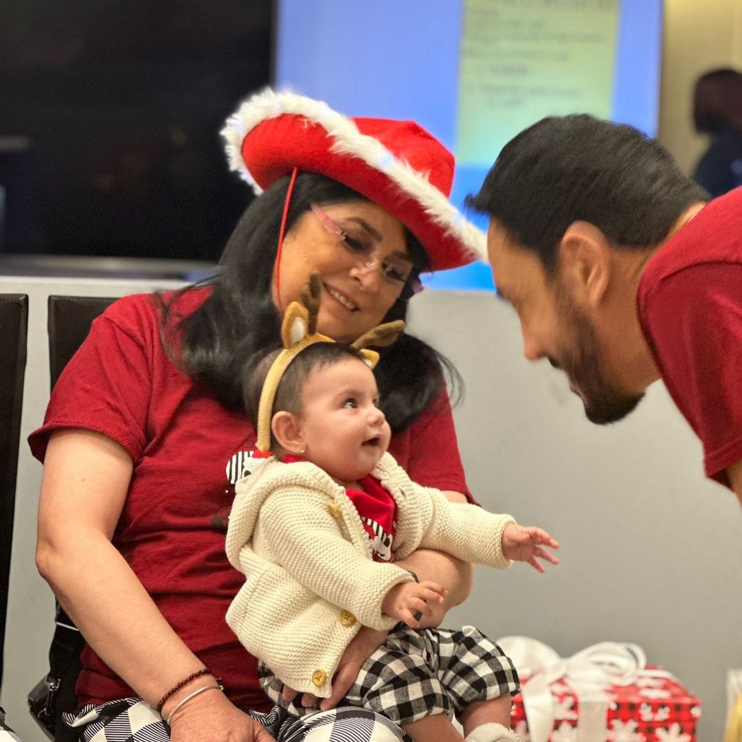 Así fue la primera Navidad de Tessa junto a su abuela Victoria Ruffo y Omar Fayad