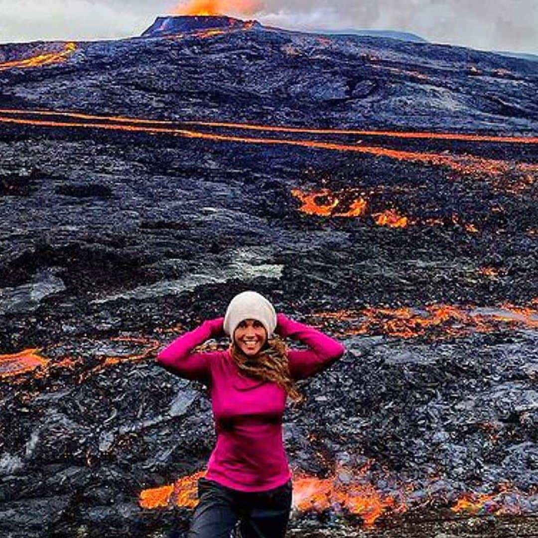 Las impresionantes imágenes de Lara Álvarez en Islandia con un volcán en plena erupción