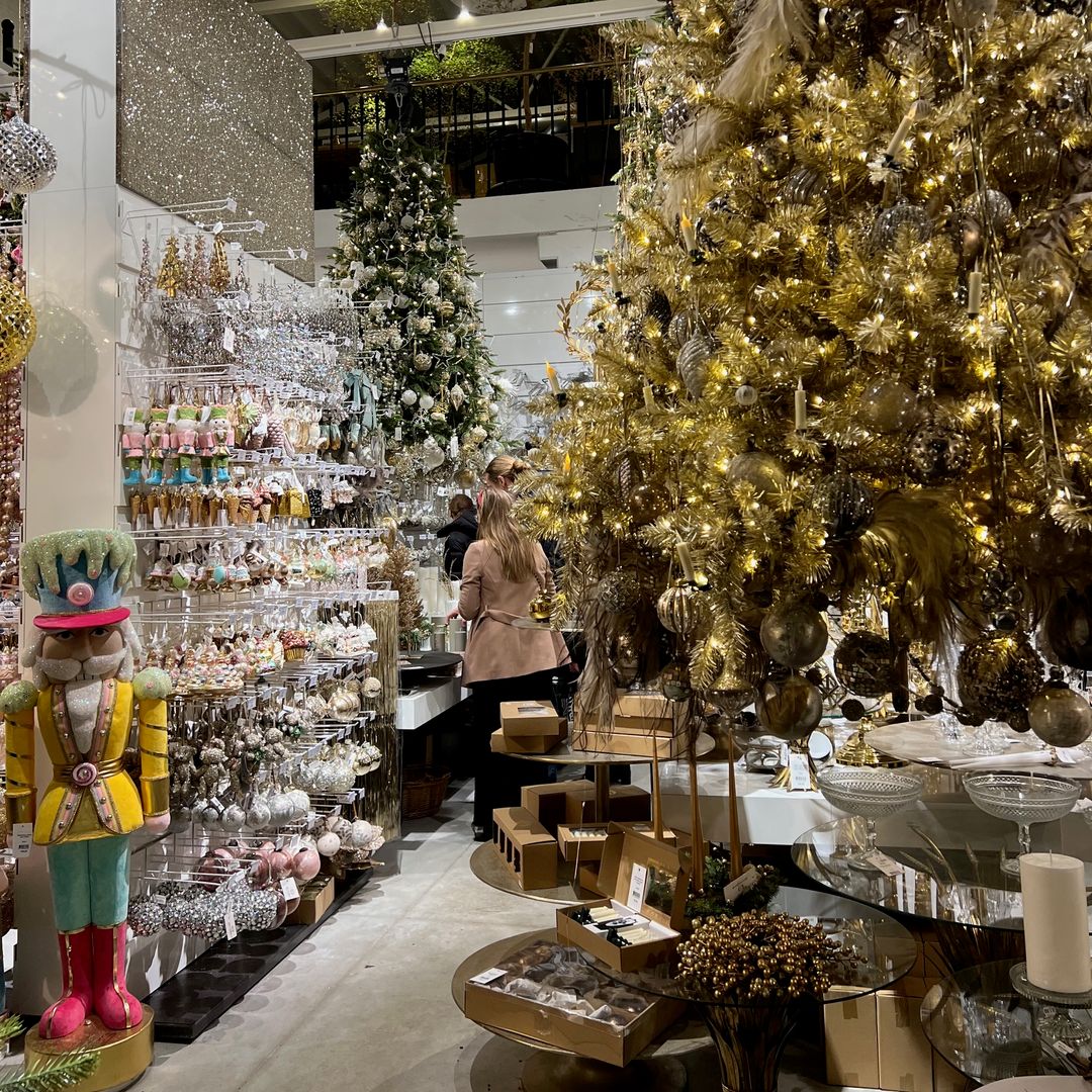 Tienda de regalos de Navidad en el antiguo distrito portuario de Noblessner