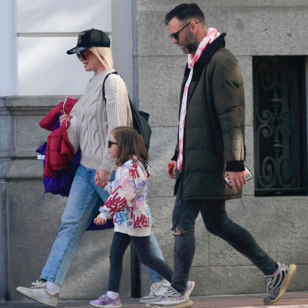 Las imágenes de Adriana Abenia, de 'incógnito', con su marido y su hija Luna por las calles de Madrid