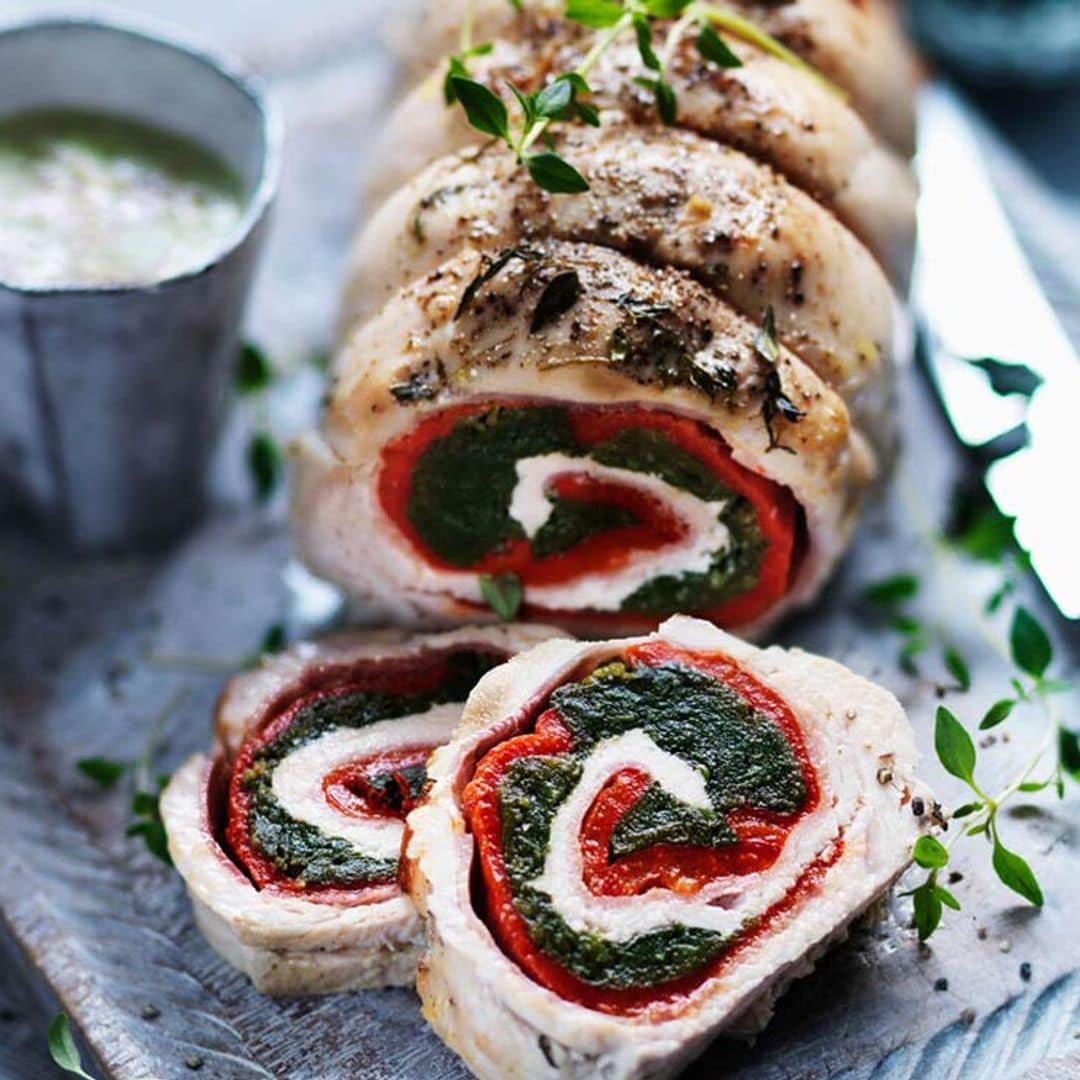 'Roulade' de pavo rellena de hierbas, pimiento y queso