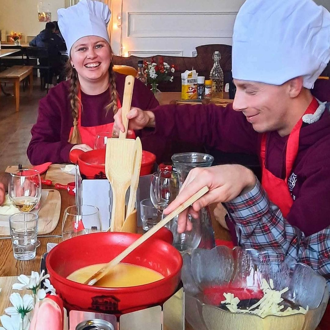 Prepaando una fondue en el Adventure Hostel Interlaken, Suiza