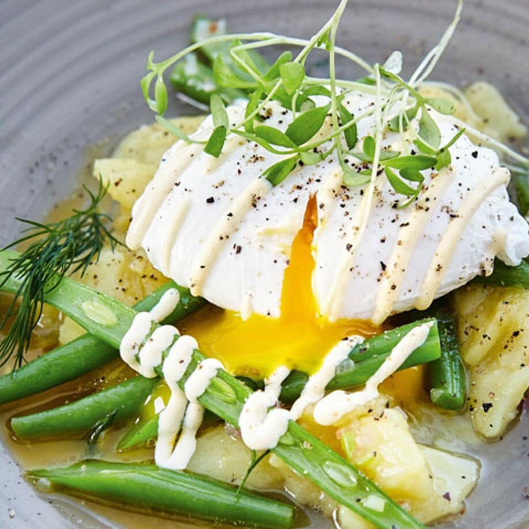 Ensalada de patata, trigueros, judías y huevo poché