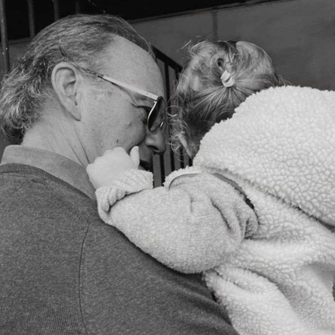 Un orgulloso Bertín Osborne le enseña a su nieta, de año y medio, las tradiciones familiares