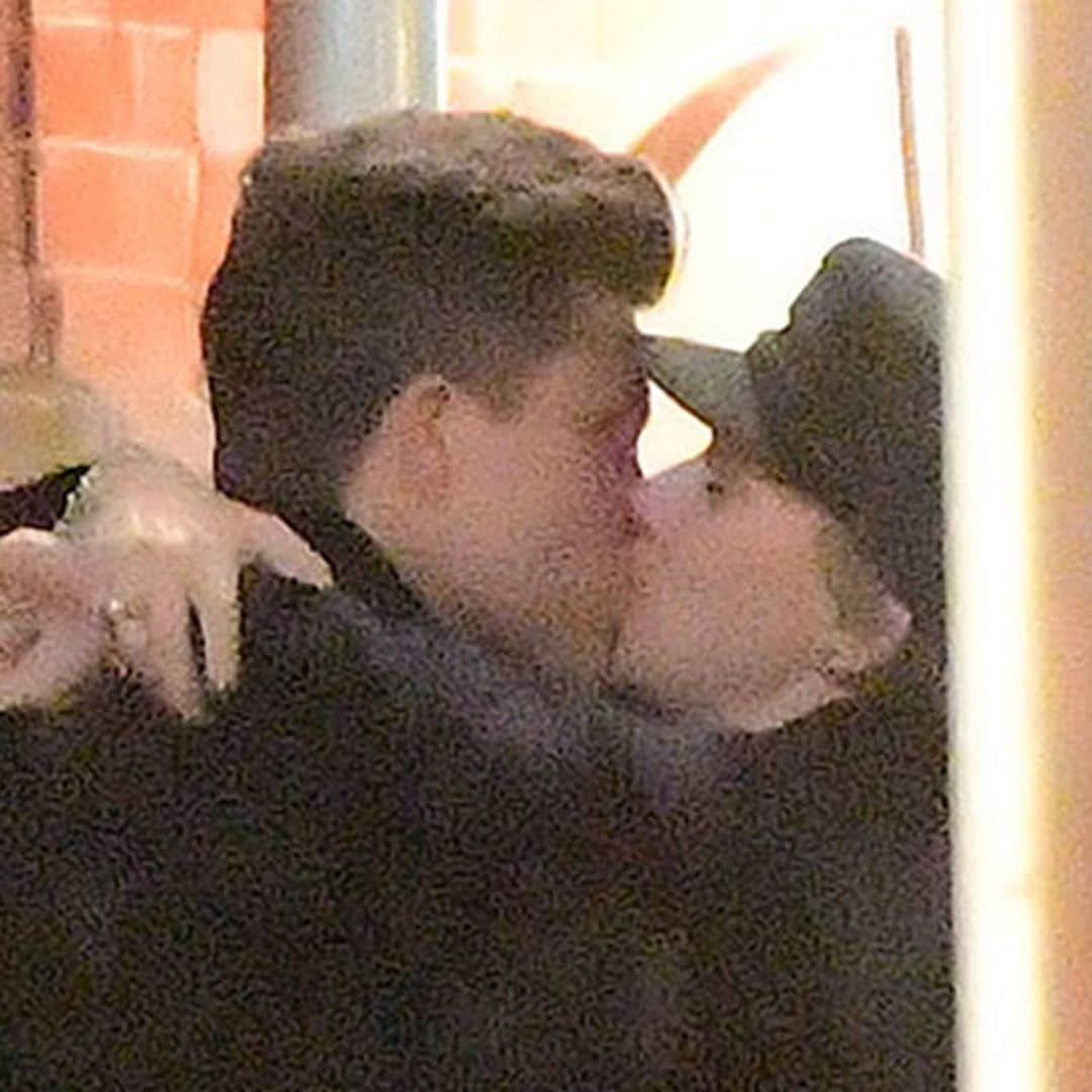 Scarlett Johansson y Colin Jost sellan su historia de amor con un beso