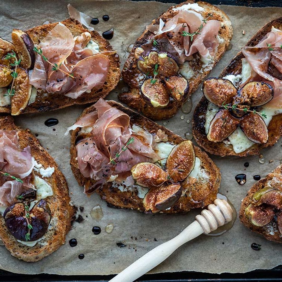 Tostas con queso, higos y jamón de Parma