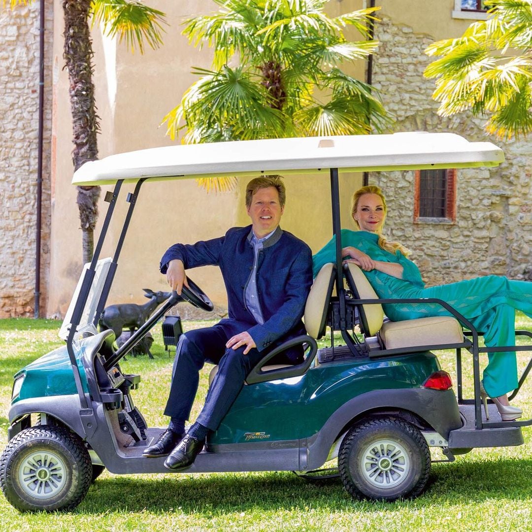 Los príncipes Alexander y Astrid de Liechtenstein nos reciben en su espectacular villa del siglo XI en las colinas que dominan el lago de Garda, el más importante de Italia