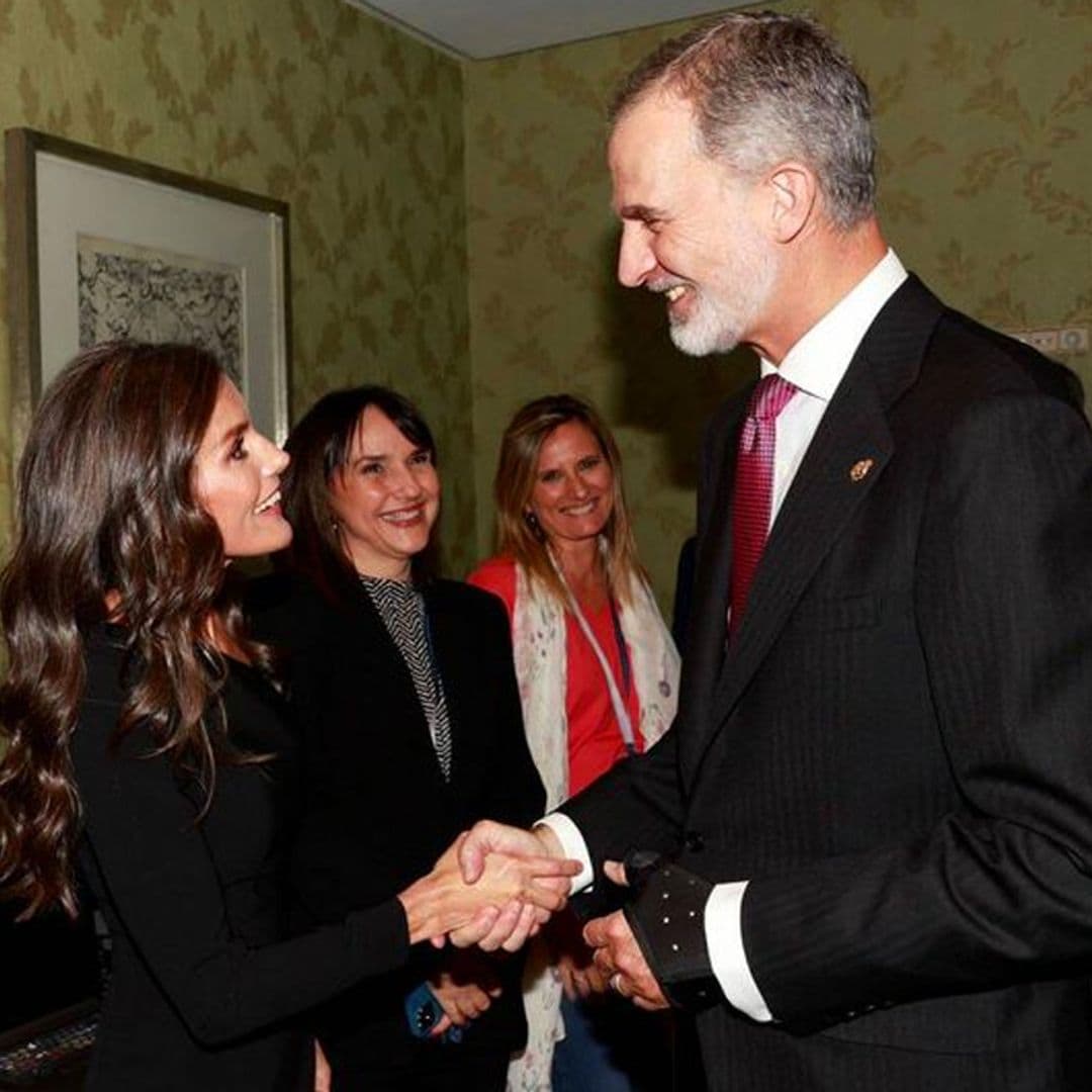 Los reyes Felipe y Letizia recrean 20 años después su primera imagen juntos y recuerdan, entre besos y abrazos, aquel día