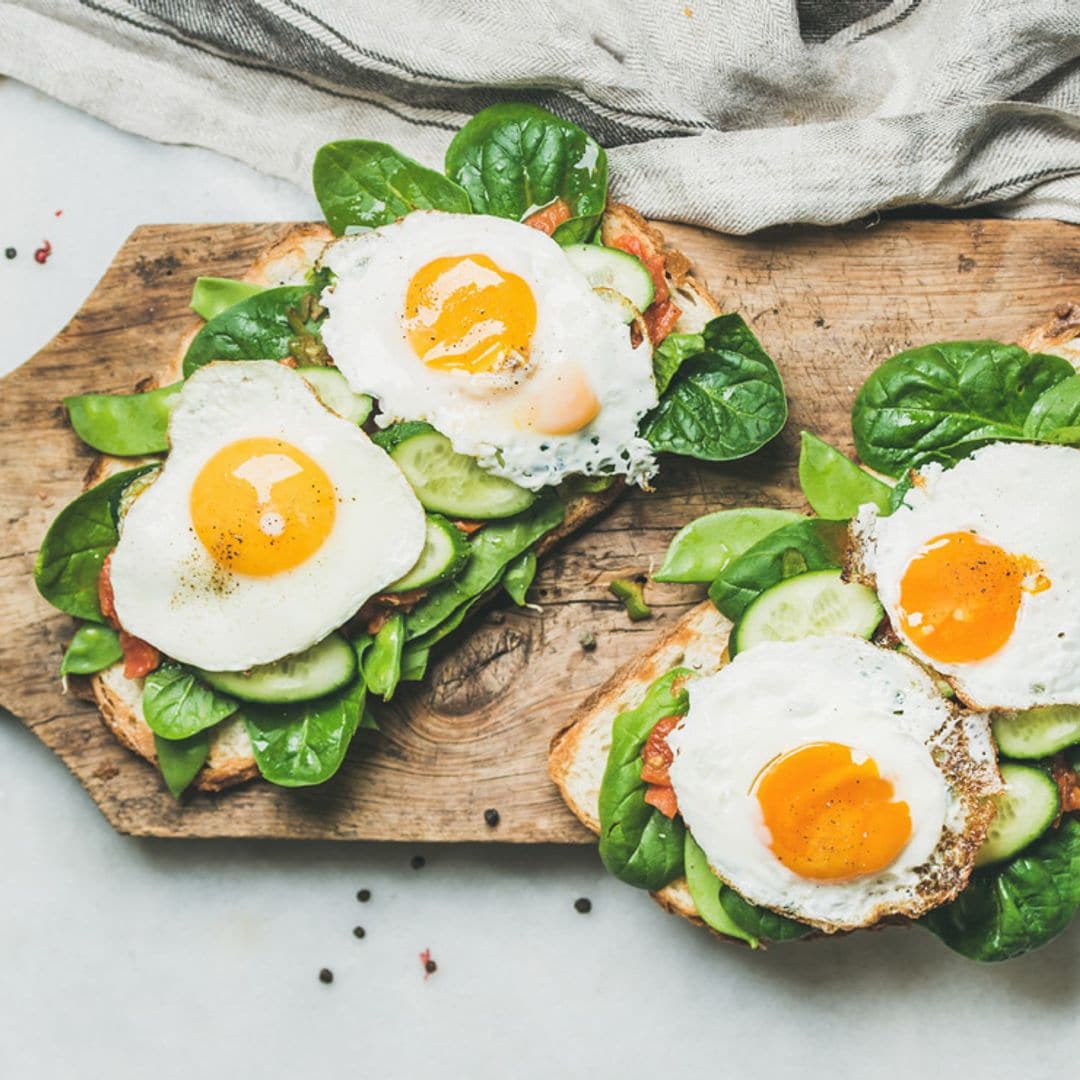 Tostas vegetales con huevo frito