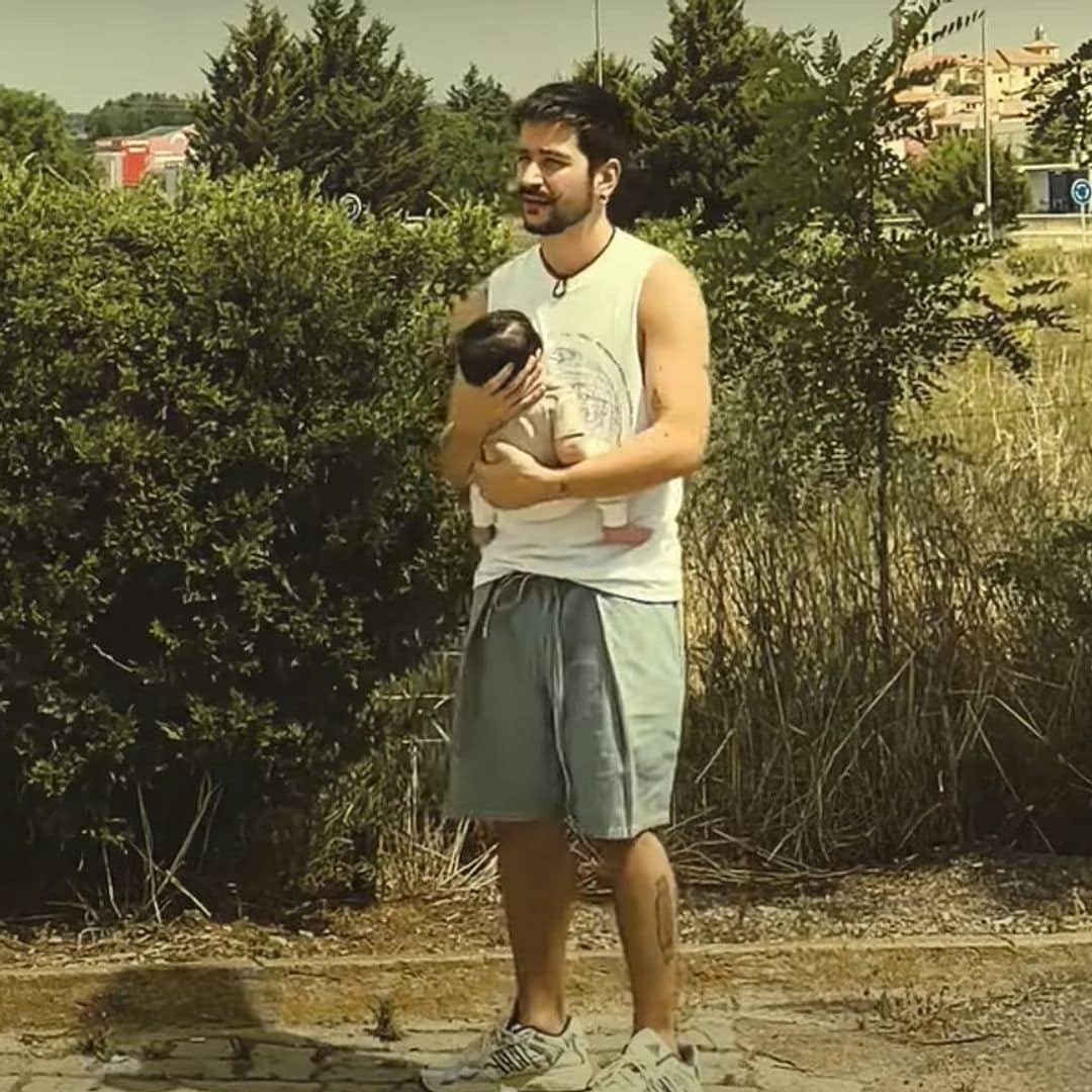 Camilo con la pequeña Amaranto en brazos