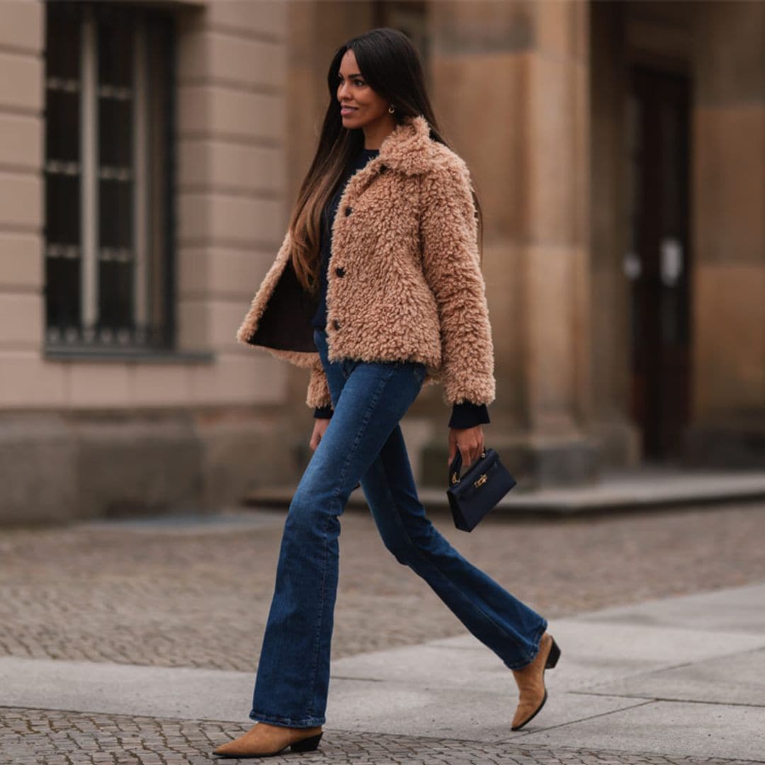 Cómo combinar en 2022 el pantalón campana, la tendencia que sienta bien a todas las chicas