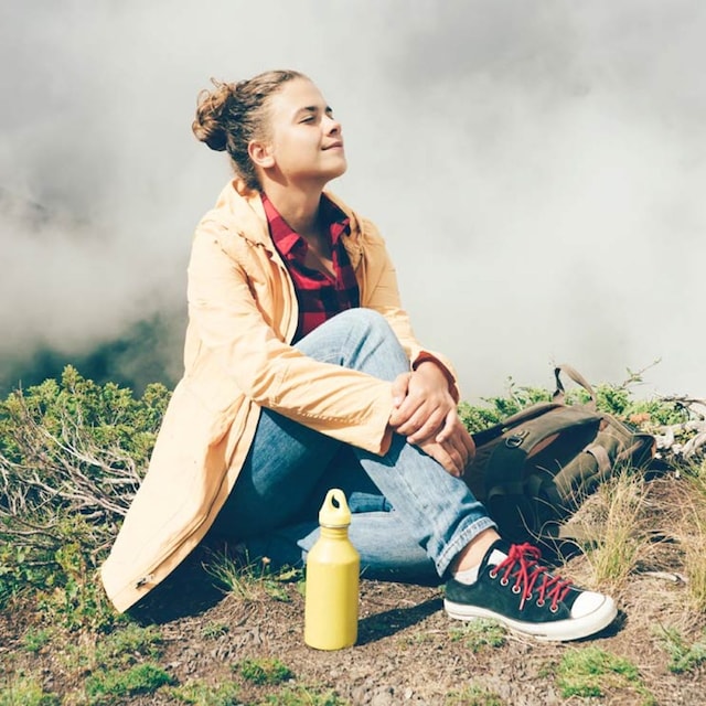 mujer respira montana