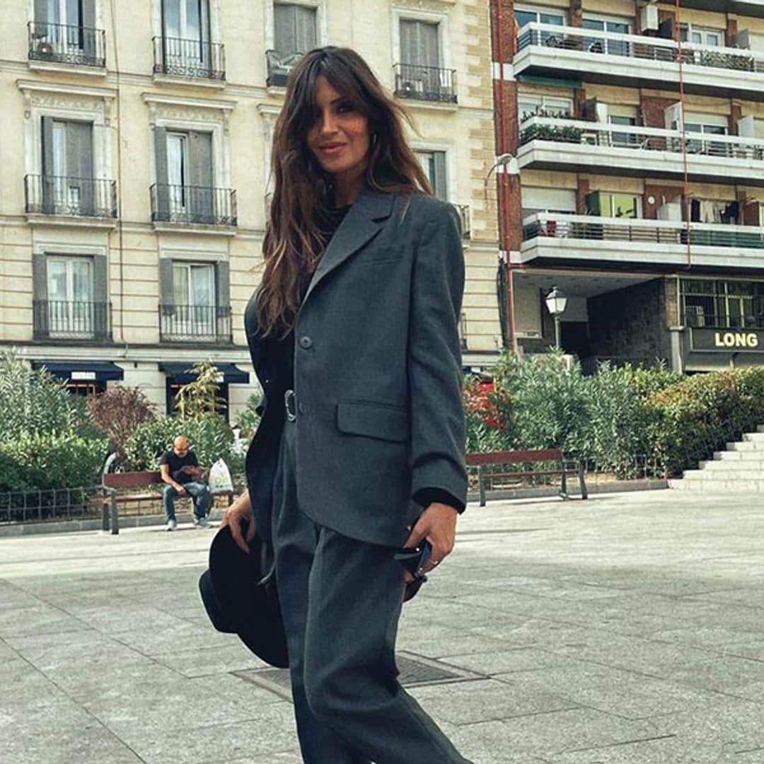 Sara Carbonero inspirará tu próximo look de oficina con su combo de traje y zapatillas