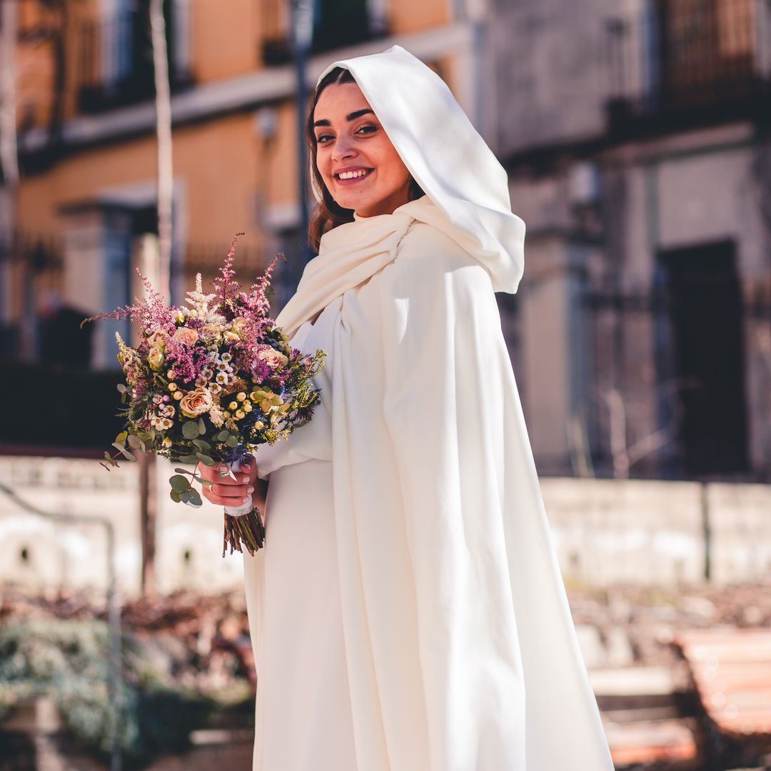 Eva, la novia que eligió un vestido con capa para su boda de invierno en Cuenca