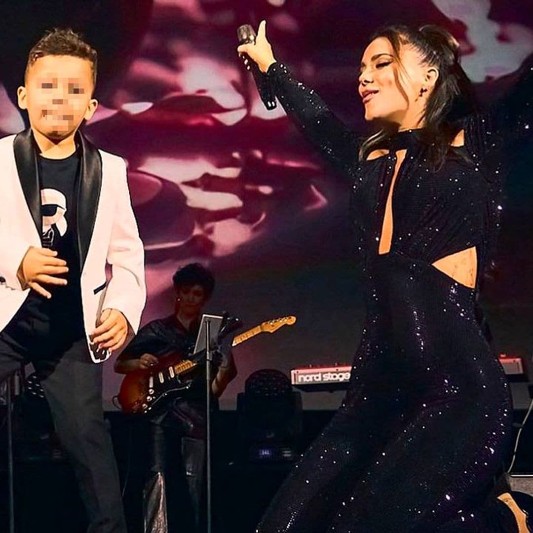 El hijo de Lorena Gómez interrumpe un concierto de su madre para hacerle una simpática petición