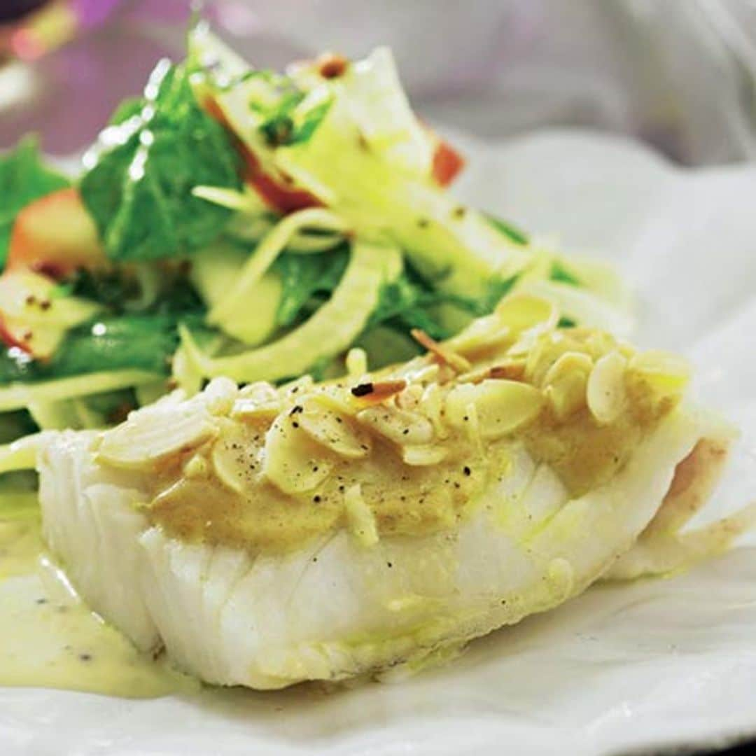 Bacalao en salsa de mostaza y almendras con ensalada de manzana e hinojo