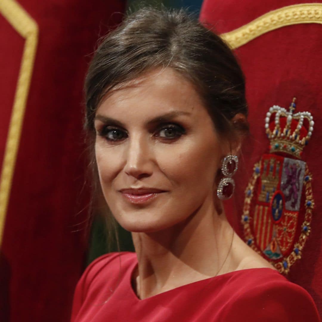 Un vestido rojo con detalles 'glitter', la elección sin precedentes de la reina Letizia