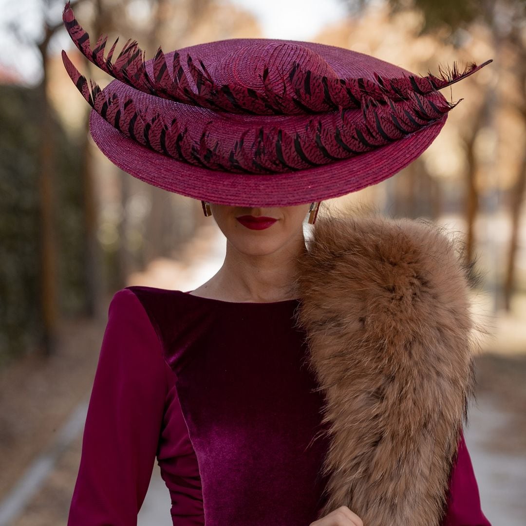 Tocados de invierno que fascinan a invitadas y madrinas por igual