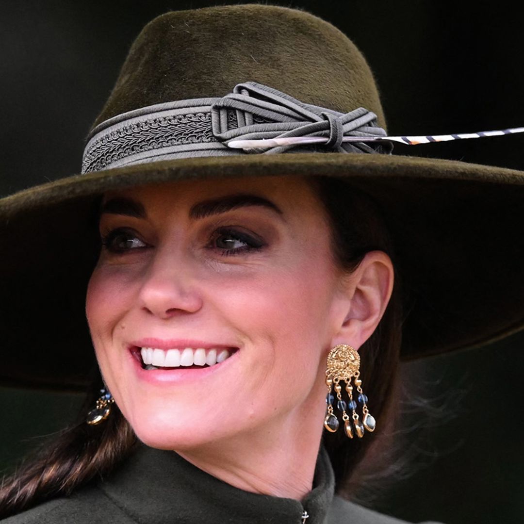 Kate Middleton deslumbra en Navidad con el abrigo del 'Megxit', un espectacular sombrero y joyas personales