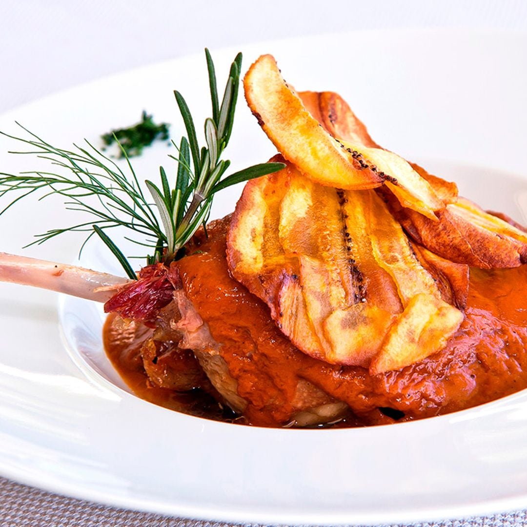 Confit de pato con mole y chips de plátano