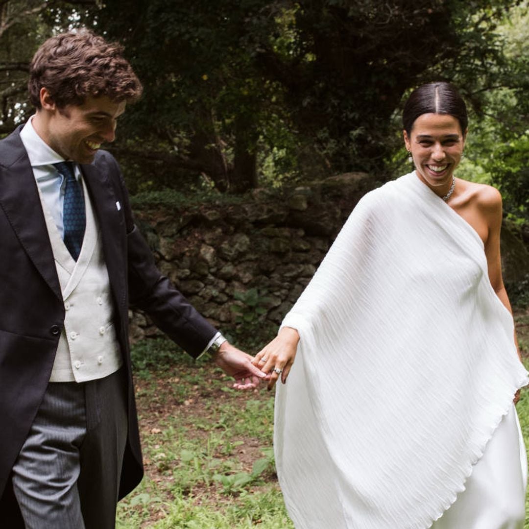 Un look nupcial sencillo y asimétrico para Lucía, la novia viral que se casó en Galicia