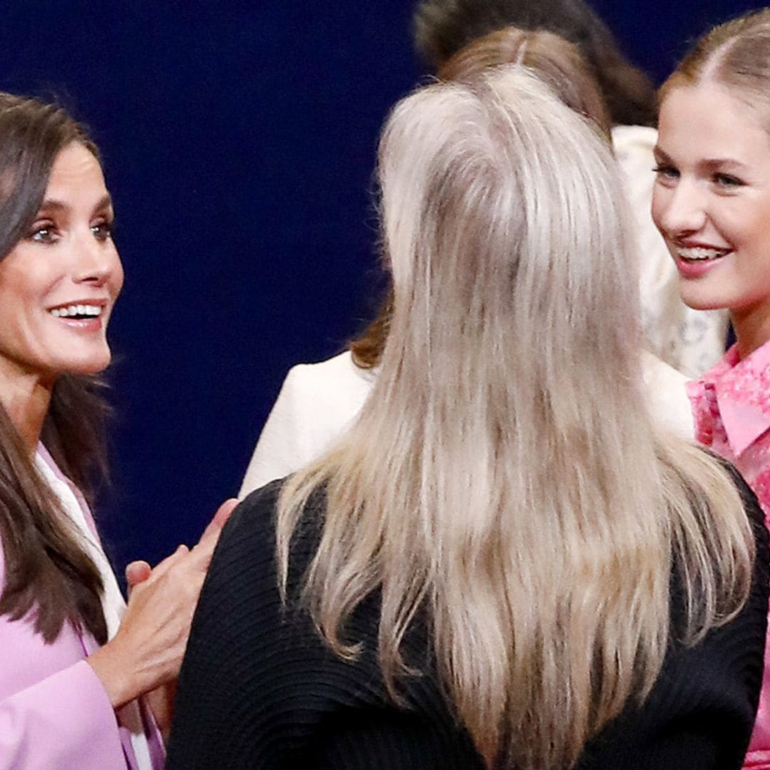 Los gestos de emoción de la Reina Letizia y sus hijas al conocer a Meryl Streep en los Premios Princesa de Asturias