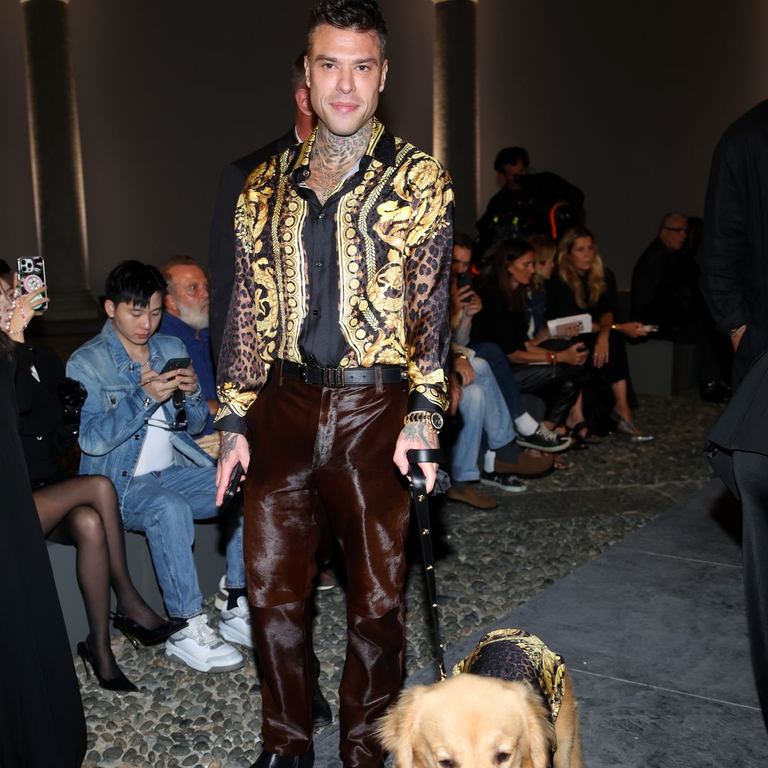 Fedez causa furor al asistir conjuntado con su perro al desfile de Versace