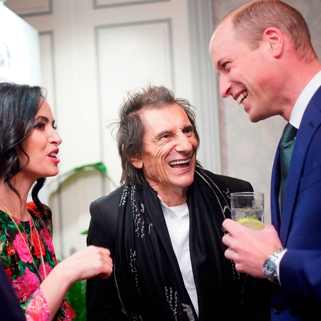 El divertido encuentro del príncipe Guillermo con Ronnie Wood, de los Rolling Stones, entre risas y una curiosa invitación