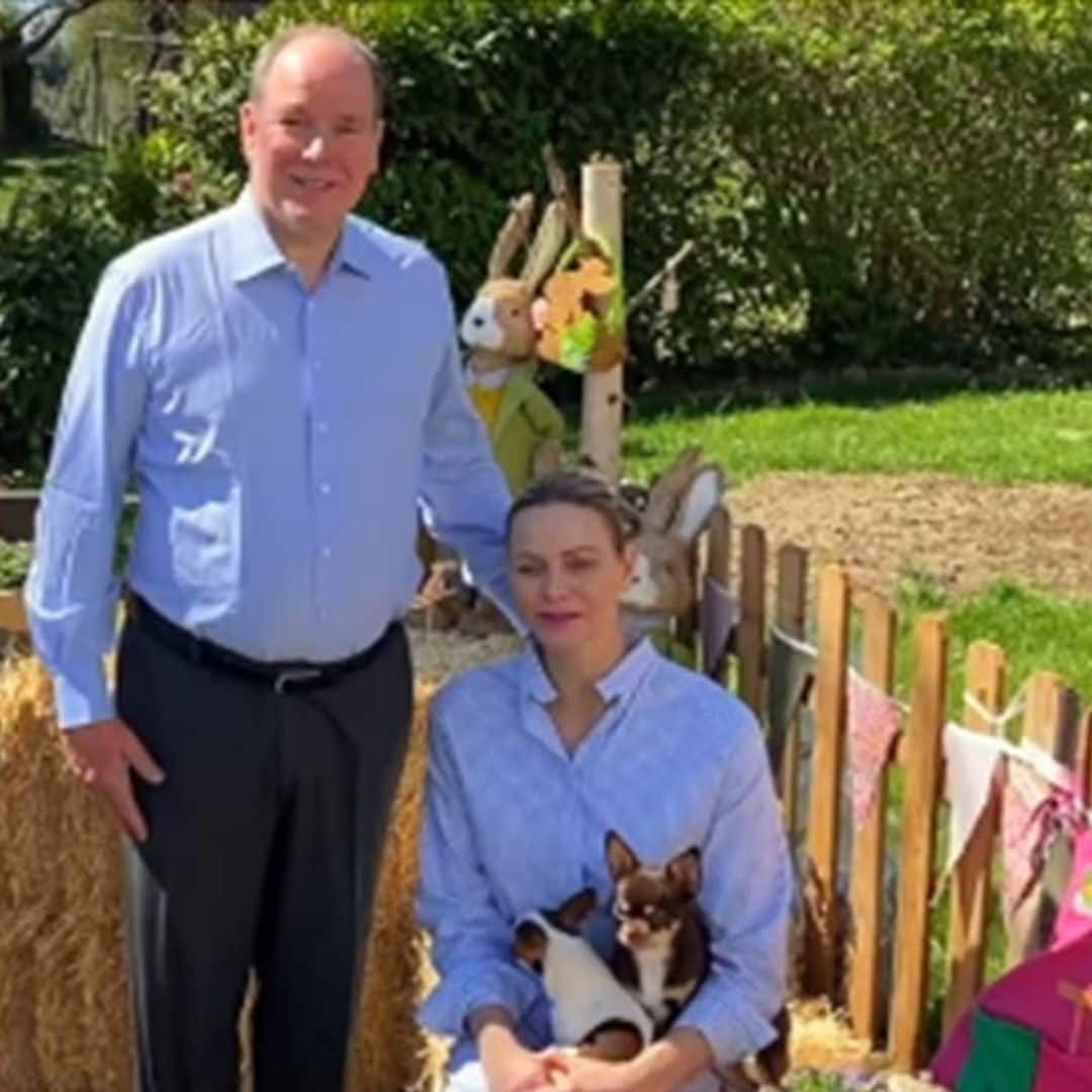 En el jardín y con sus mascotas, así ha sido la primera reaparición juntos de Alberto y Charlene en casi tres meses