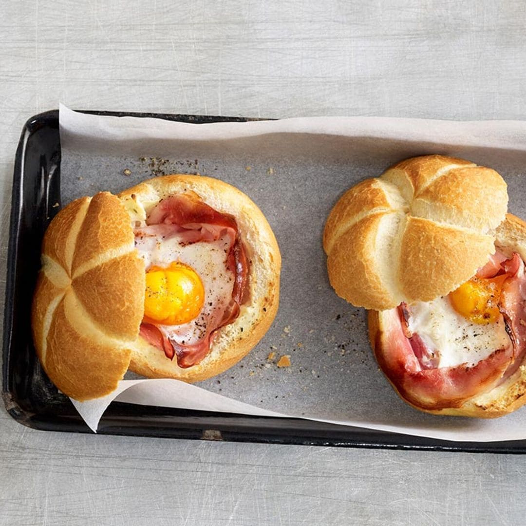 Bollitos de pan con huevo y jamón cocido