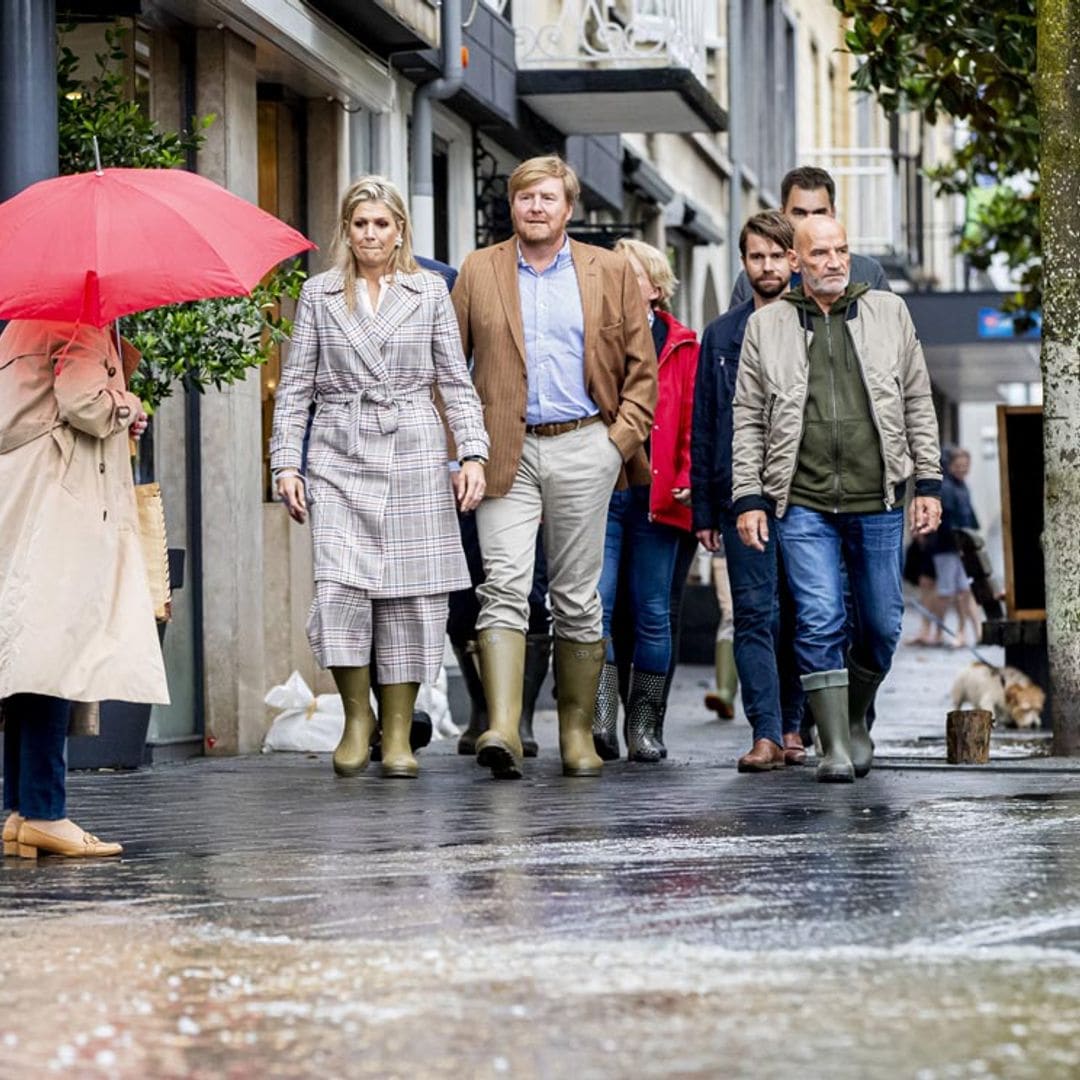 Máxima y Guillermo comprueban, en primera persona, el desastre de las inundaciones en los Países Bajos