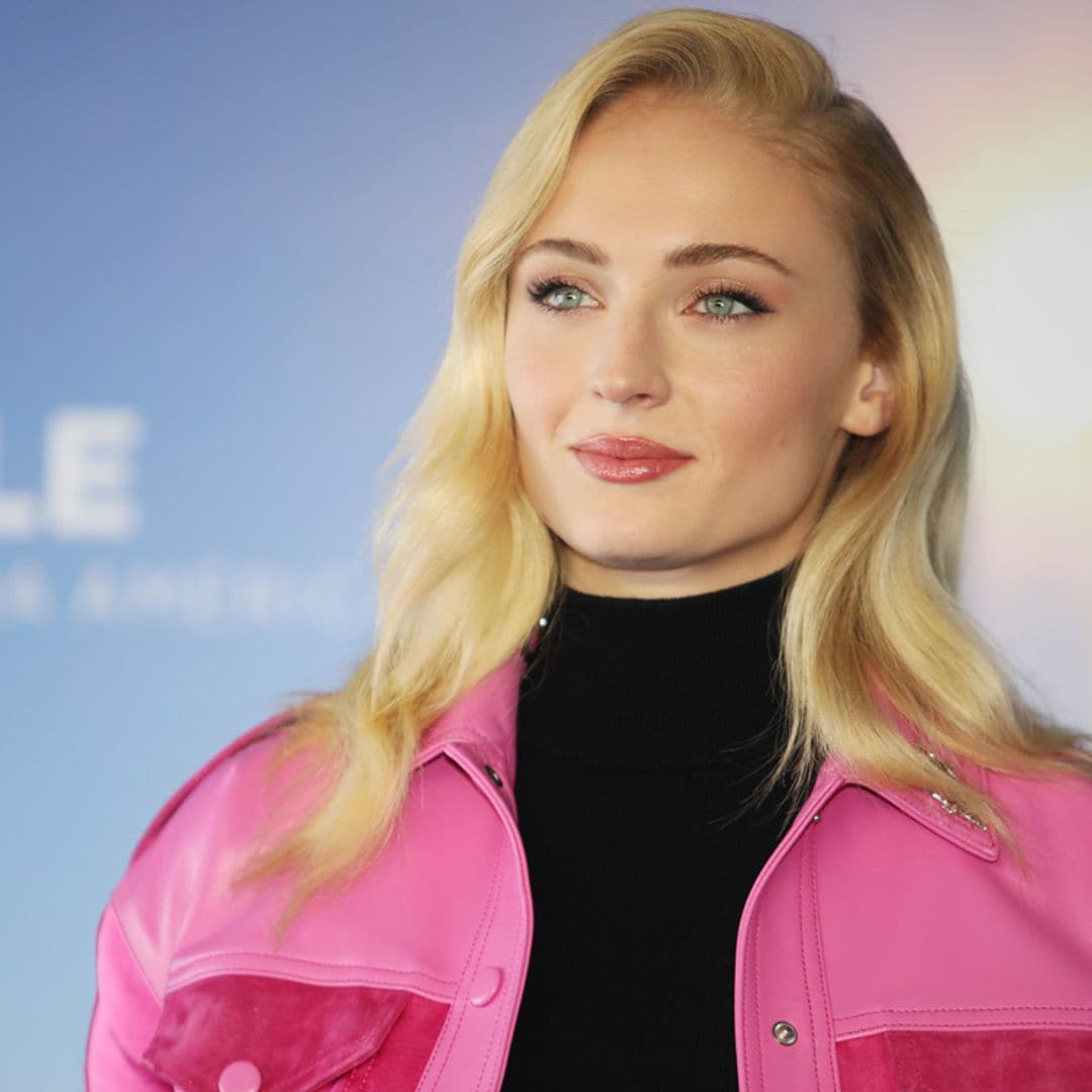 Camisa masculina y leggings: Sophie Turner luce tripita premamá con su look mas cómodo