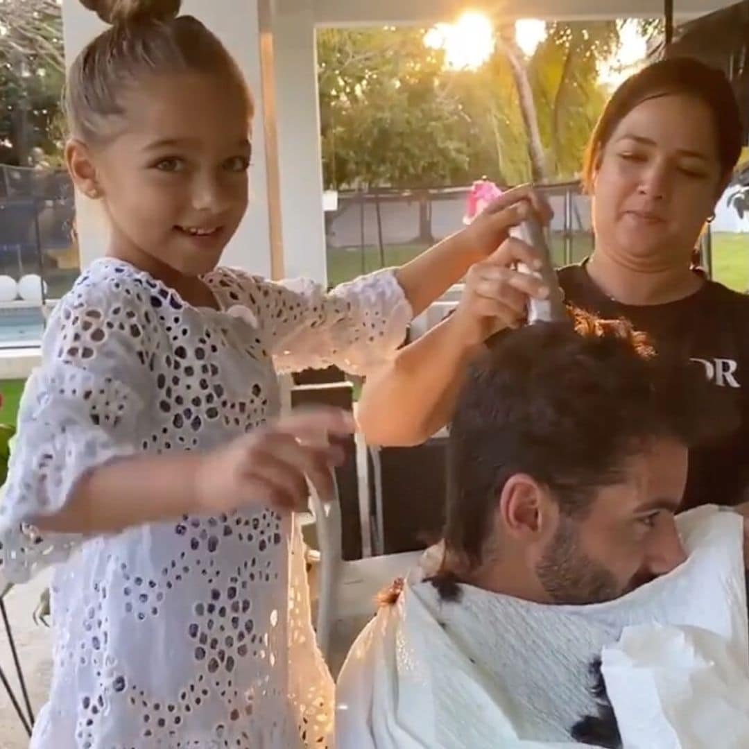 Adamari López y su hija Alaïa le cortaron el cabello a Toni Costa