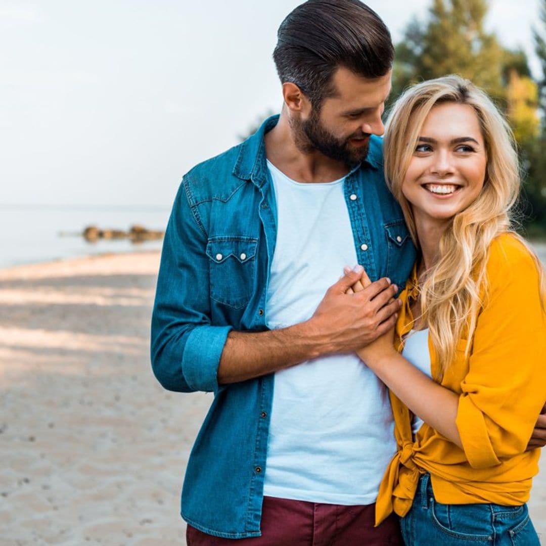 pareja en verano sonriendo 