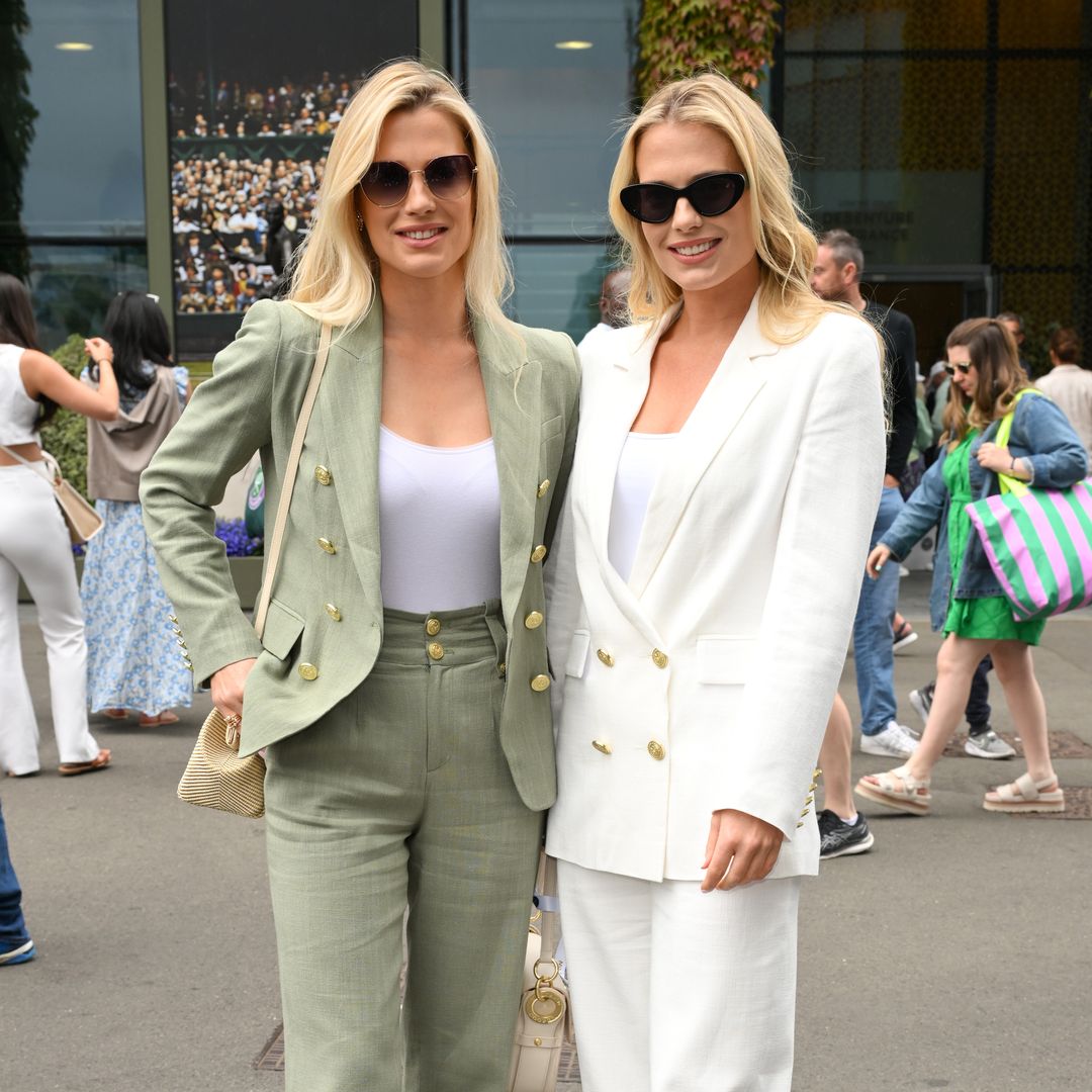 Amelia y Eliza Spencer en Wimbledon con traje de lino