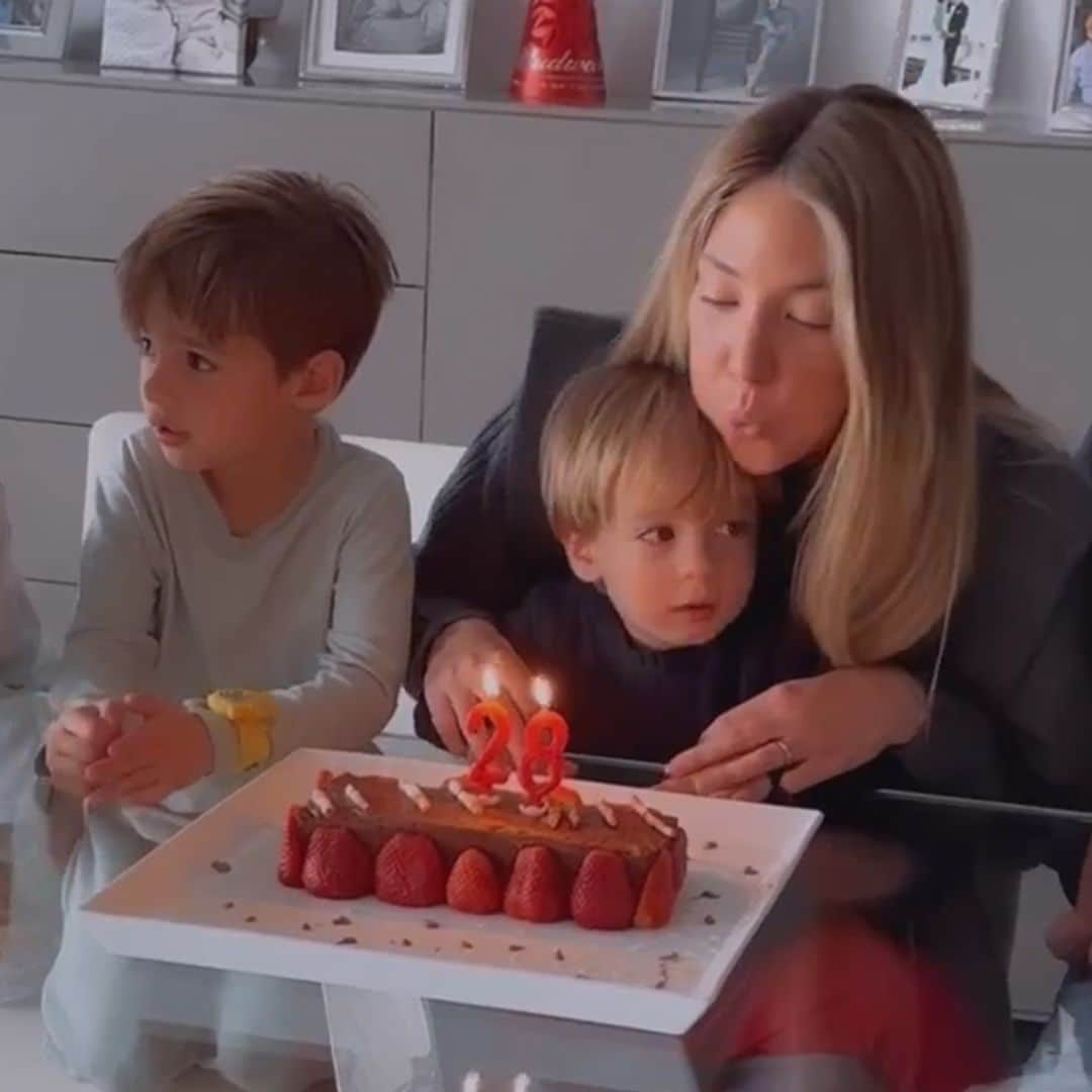 Alice Campello sopla las velas de su 28 cumpleaños con la ayuda de sus cuatro tesoros y Álvaro Morata