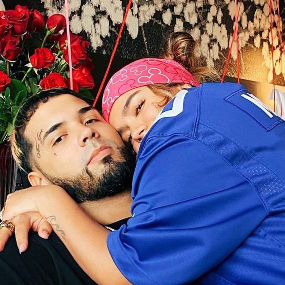 Entre rosas y globos, así celebraron Karol G y Anuel AA su segundo aniversario de novios