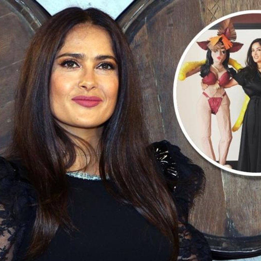 Salma Hayek posa al lado de unas piñatas inspiradas en dos de sus personajes más icónicos