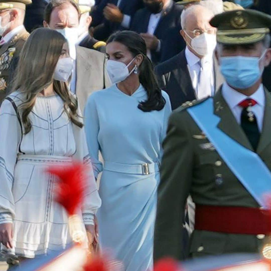 Doña Letizia opta por la sobriedad con un vestido celeste y español en la Fiesta Nacional