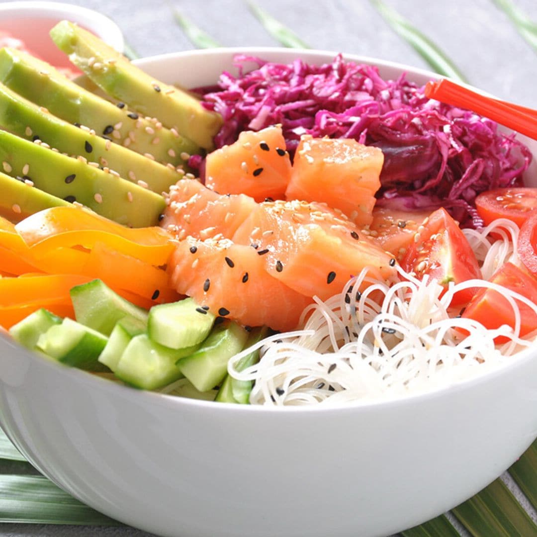 'Poke' de salmón con aguacate, pimientos y 'noodles'