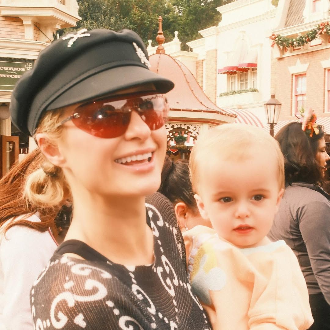 Disfraces, atracciones y juegos: la divertida escapada de Paris Hilton y su familia a Disneyland