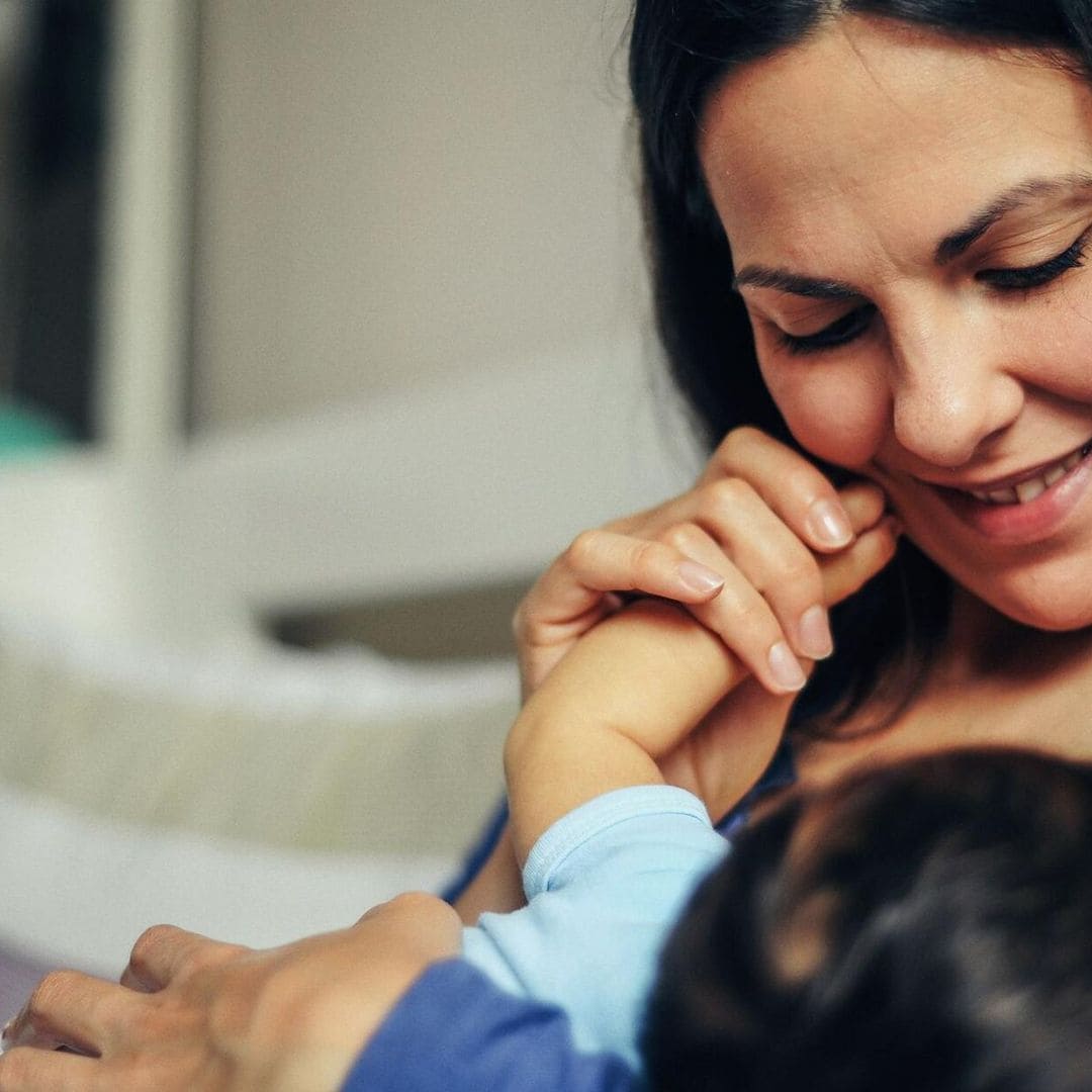 Este es el motivo por el que los bebés ponen su mano en tu boca cuando maman