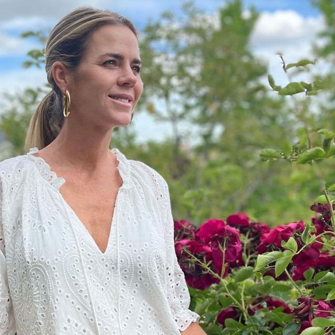 Amelia Bono nos enseña a combinar el vestido blanco rebajado que sienta bien a todas